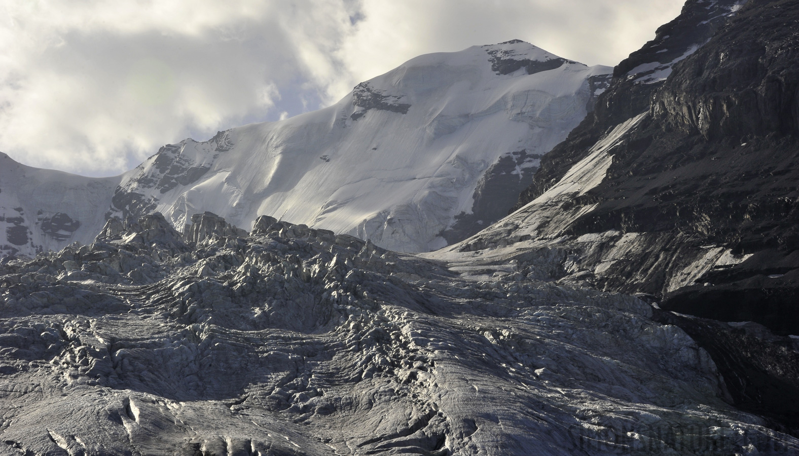 Gletscher, im Hintergrund die Blüemlisalp 